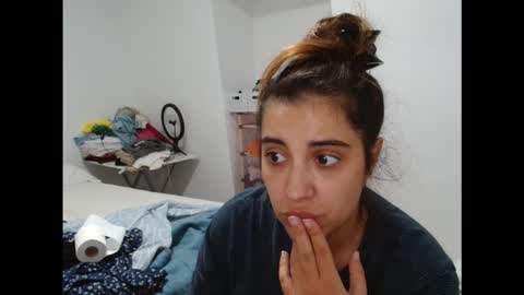 ursumi1 online show from 10/19/25, 04:18