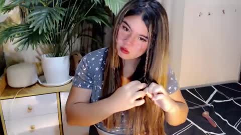 Snapshot of ursweet_ashley chatting on 02/27/25, 06:20 online show from 02/27/25, 06:20