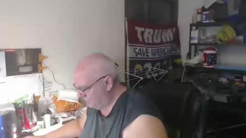 Snapshot of usgoober chatting on 11/05/25, 02:11 Eric online show from 11/05/25, 02:11