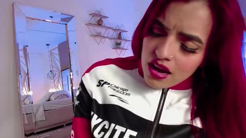 Snapshot of vaaleriee_miller_ chatting on 11/01/25, 06:04 valeriee miller online show from 11/01/25, 06:04