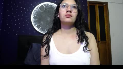 Snapshot of vainilla_cam chatting on 12/22/25, 02:08 Vainilla online show from 12/22/25, 02:08