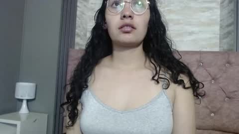 Snapshot of vainilla_cam chatting on 02/15/26, 09:11 Vainilla online show from 02/15/26, 09:11