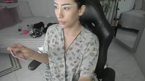 Snapshot of vaiolethsan chatting on 04/21/26, 12:00 Vaioleth online show from 04/21/26, 12:00