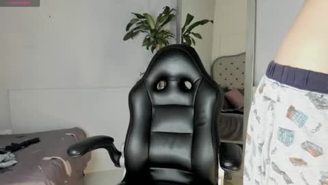 Snapshot of vaiolethsan chatting on 04/22/26, 12:28 Vaioleth online show from 04/22/26, 12:28