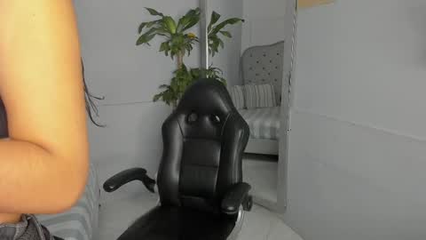 Snapshot of vaiolethsan chatting on 04/24/26, 11:34 Vaioleth online show from 04/24/26, 11:34
