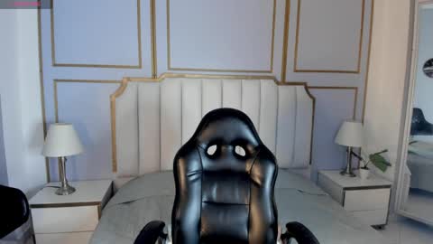 Snapshot of vaiolethsan chatting on 05/27/26, 12:02 Vaioleth online show from 05/27/26, 12:02