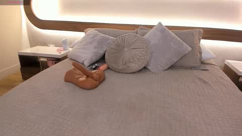 Snapshot of val_rossi chatting on 10/17/25, 02:37 Valentina online show from 10/17/25, 02:37