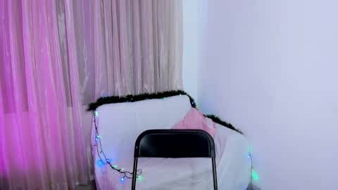 Snapshot of vale_kross chatting on 12/17/25, 06:14 HI IM NEW online show from 12/17/25, 06:14
