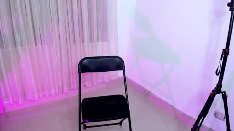 Snapshot of vale_kross chatting on 04/08/26, 02:50 HI IM NEW online show from 04/08/26, 02:50