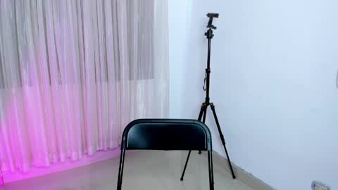 Snapshot of vale_kross chatting on 04/11/26, 06:12 HI IM NEW online show from 04/11/26, 06:12