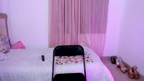 Snapshot of vale_kross chatting on 06/03/26, 02:33 HI IM NEW online show from 06/03/26, 02:33