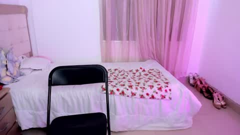 Snapshot of vale_kross chatting on 06/20/26, 03:04 HI IM NEW online show from 06/20/26, 03:04