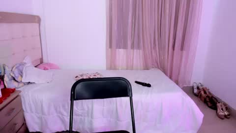 Snapshot of vale_kross chatting on 06/25/26, 06:23 HI IM NEW online show from 06/25/26, 06:23
