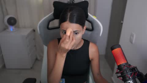 valecute01 online show from 10/27/25, 08:57
