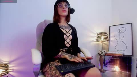 Snapshot of valengray chatting on 12/21/25, 01:18 Valen online show from 12/21/25, 01:18