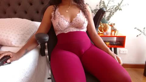 Snapshot of valentina_ferrer0 chatting on 04/11/26, 06:45 Valen Ferrer online show from 04/11/26, 06:45