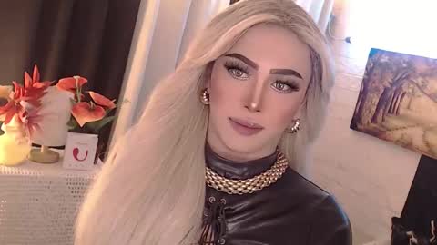 Snapshot of valentina_goddess_tsxxx chatting on 09/18/25, 02:02 Amanda online show from 09/18/25, 02:02