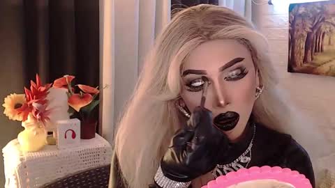 Snapshot of valentina_goddess_tsxxx chatting on 09/25/25, 01:04 Amanda online show from 09/25/25, 01:04