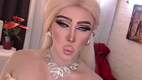 Snapshot of valentina_goddess_tsxxx chatting on 10/30/25, 11:27 Amanda online show from 10/30/25, 11:27