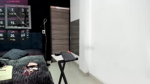 valentina_herrrera online show from 05/20/26, 04:24