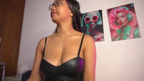 Snapshot of valentina_king18 chatting on 11/27/25, 11:01 VALENTINA online show from 11/27/25, 11:01