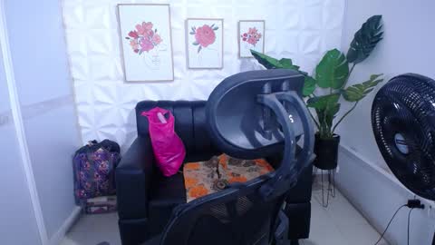 Valentina  online show from 11/30/25, 04:49