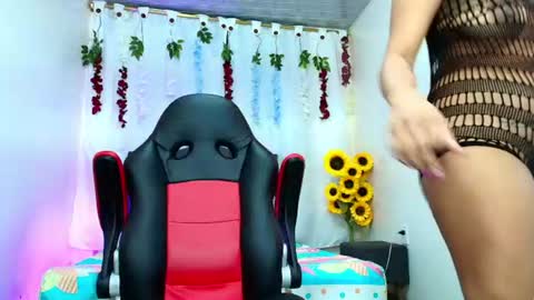 Snapshot of valentina_y_sneiderr chatting on 07/25/26, 01:04 valentina_y_sneiderr online show from 07/25/26, 01:04