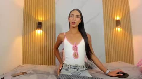 valentinaliux_ online show from 06/12/26, 11:42