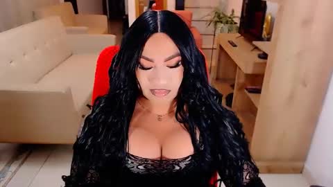 Snapshot of valentinaxqueen chatting on 10/14/25, 12:11 online show from 10/14/25, 12:11