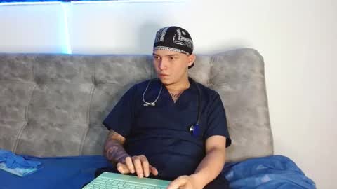 Snapshot of valentino_bel chatting on 11/28/25, 04:15 Nick online show from 11/28/25, 04:15