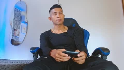 Snapshot of valentino_fs chatting on 11/03/25, 07:48 Mistery Guy online show from 11/03/25, 07:48