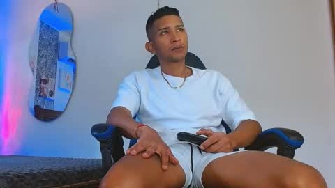 Snapshot of valentino_fs chatting on 11/07/25, 03:45 Mistery Guy online show from 11/07/25, 03:45