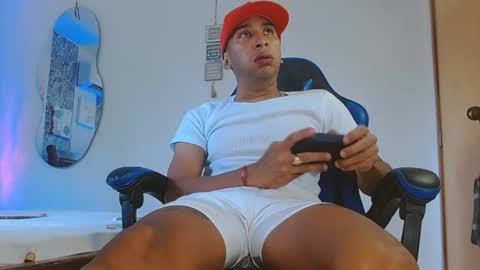 Snapshot of valentino_fs chatting on 11/11/25, 07:58 Mistery Guy online show from 11/11/25, 07:58