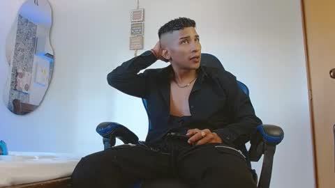 Snapshot of valentino_fs chatting on 11/14/25, 06:28 Mistery Guy online show from 11/14/25, 06:28