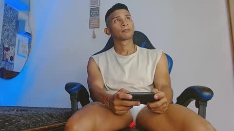 Snapshot of valentino_fs chatting on 11/15/25, 11:32 Mistery Guy online show from 11/15/25, 11:32