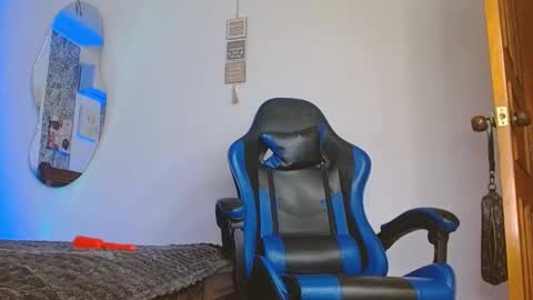 Snapshot of valentino_fs chatting on 11/17/25, 02:17 Mistery Guy online show from 11/17/25, 02:17