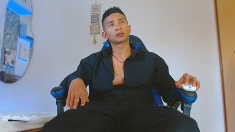 Snapshot of valentino_fs chatting on 11/21/25, 06:39 Mistery Guy online show from 11/21/25, 06:39