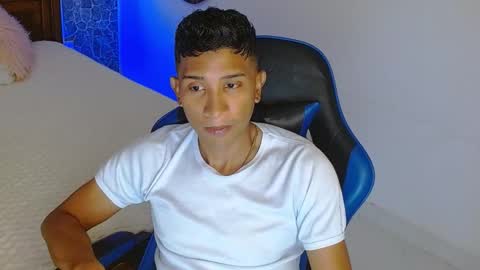 Snapshot of valentino_fs chatting on 12/15/25, 05:06 Mistery Guy online show from 12/15/25, 05:06