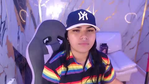 valeri_harpers4 online show from 09/17/25, 12:40