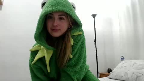 Snapshot of valeria__rosse chatting on 11/12/25, 02:34 online show from 11/12/25, 02:34