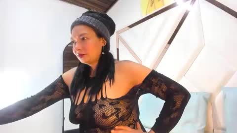 valeria_gil_ online show from 04/28/26, 03:22