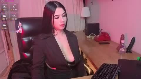 Snapshot of valeria_restrepo chatting on 05/17/26, 11:28 Valeria online show from 05/17/26, 11:28