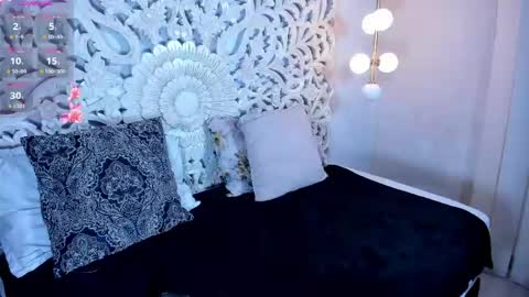 Snapshot of valeria_restrepo chatting on 06/07/26, 11:47 Valeria online show from 06/07/26, 11:47