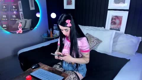 Snapshot of valeria_restrepo chatting on 07/09/26, 06:45 Valeria online show from 07/09/26, 06:45
