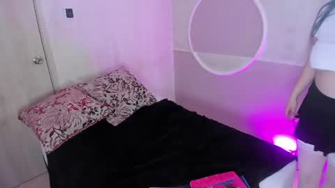 Snapshot of valeria_restrepo chatting on 07/15/26, 06:46 Valeria online show from 07/15/26, 06:46