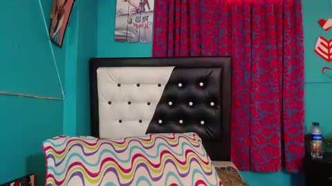 Snapshot of valerie_mase chatting on 09/25/25, 06:33 vale online show from 09/25/25, 06:33