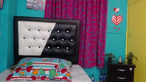 Snapshot of valerie_mase chatting on 10/20/25, 06:41 vale online show from 10/20/25, 06:41