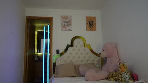 Snapshot of valeriecollinss_ chatting on 12/03/25, 10:30 valeriecollinss_ online show from 12/03/25, 10:30