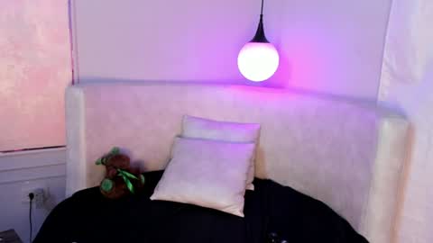 Snapshot of valeriia_moon chatting on 12/13/24, 07:25 Valeria GomezGMT-5 2200-0600 online show from 12/13/24, 07:25