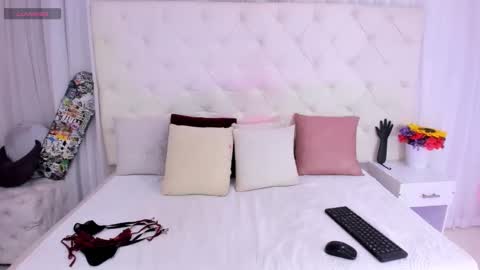 valeria111111 online show from 09/19/25, 12:06